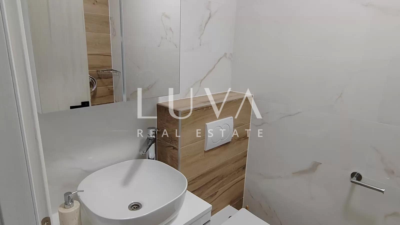 Kaštel Štafilić, kuća 377m2 sa stanovima na prodaju