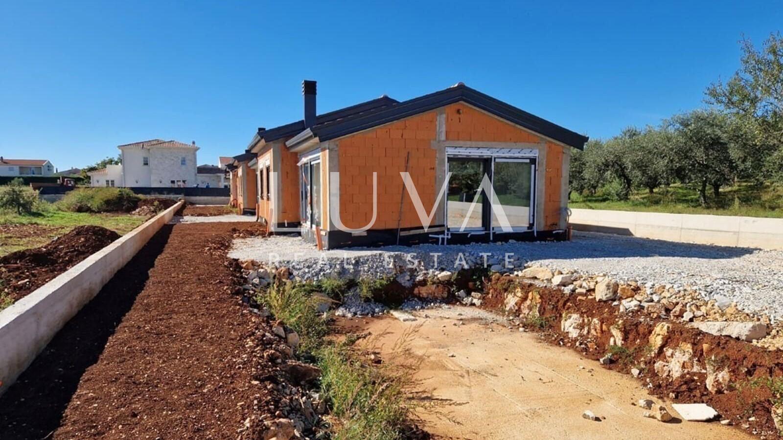 Istria, Kaštelir, modern ground floor house of 92 m² with swimming pool for sale
