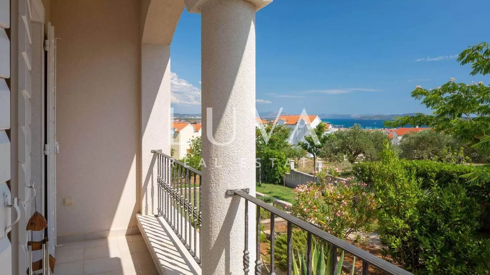 Vodice, luksuzna vila s bazenom, dizajnerski uređena na prodaju