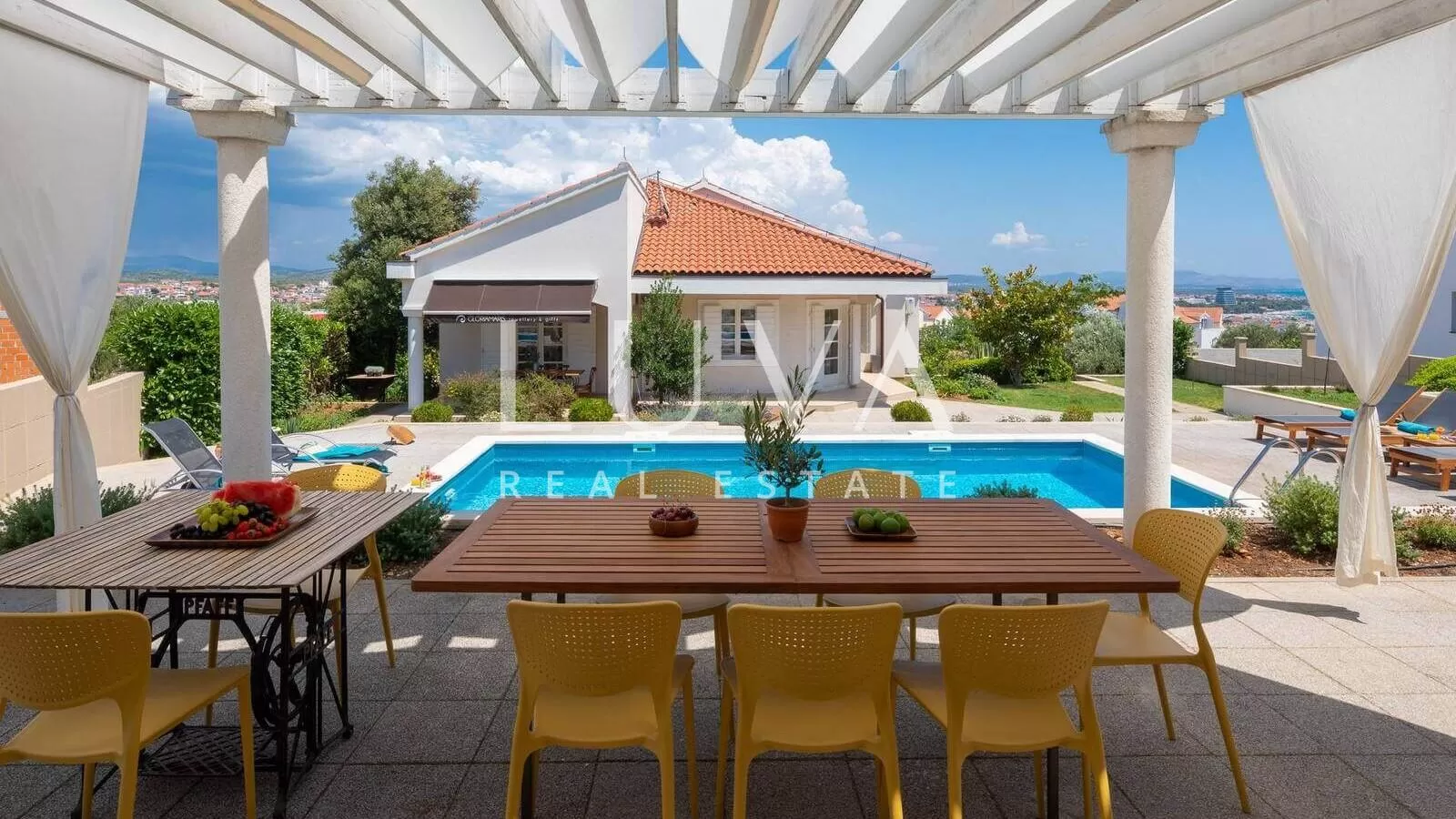 Vodice, luksuzna vila s bazenom, dizajnerski uređena na prodaju