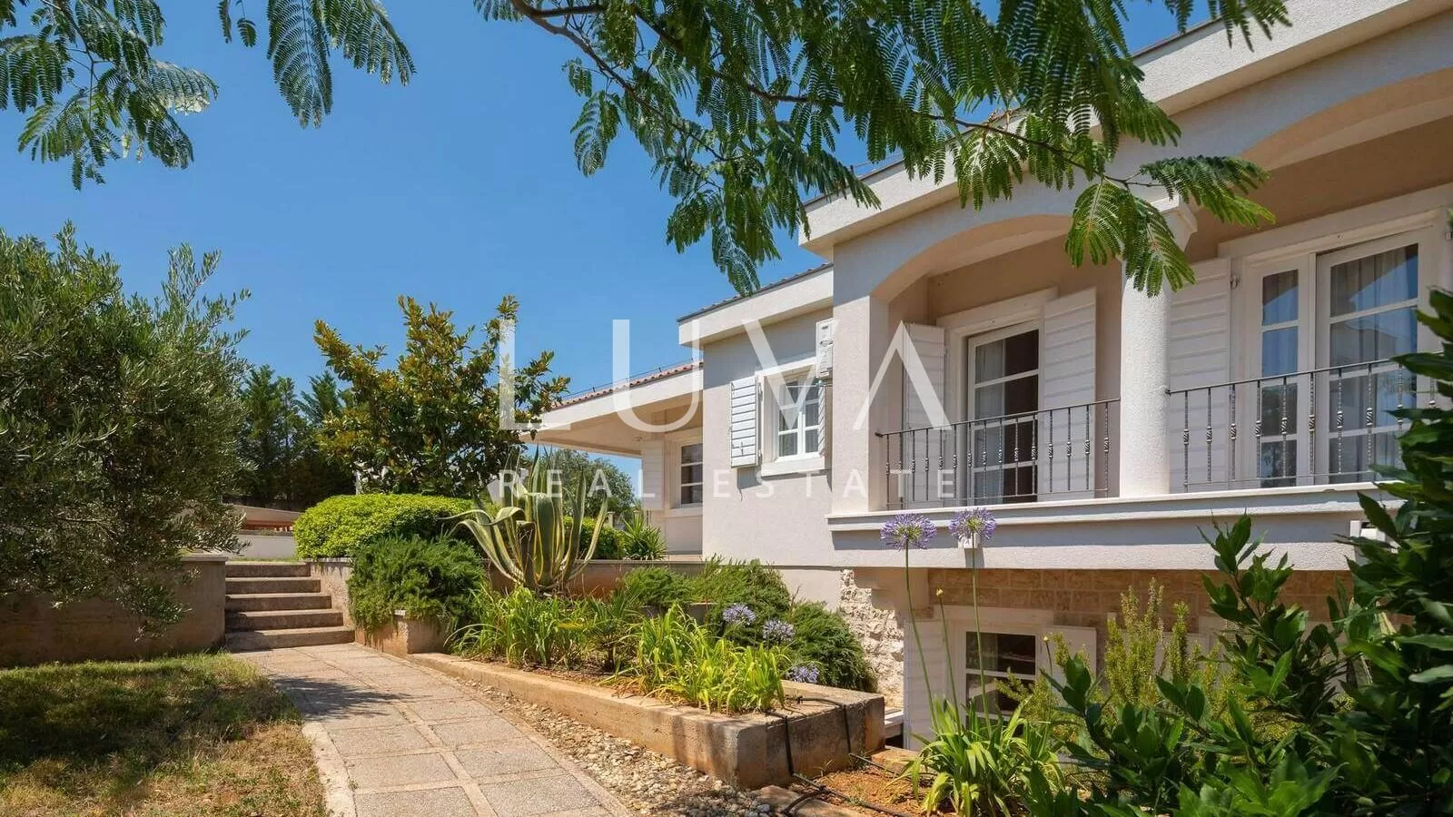 Vodice, luksuzna vila s bazenom, dizajnerski uređena na prodaju