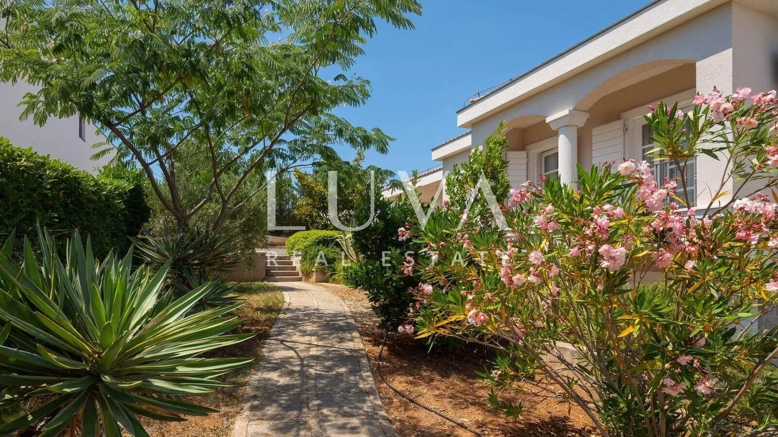 Vodice, luksuzna vila s bazenom, dizajnerski uređena na prodaju