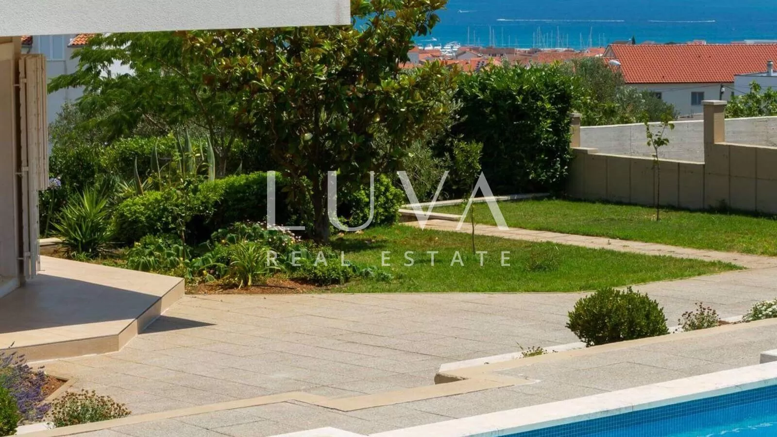 Vodice, luksuzna vila s bazenom, dizajnerski uređena na prodaju