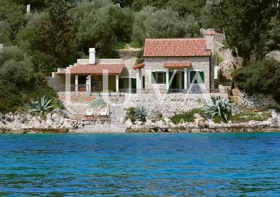 Hvar, Stari Grad, kamena kuća uz more na prodaju