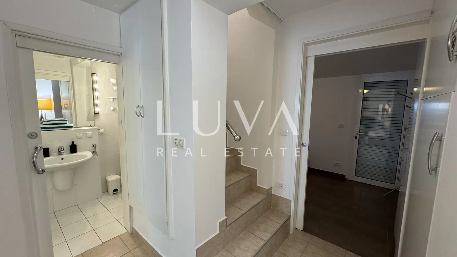 Istrien, Novigrad, zweistöckiges Haus in Meeresnähe, 93 m2