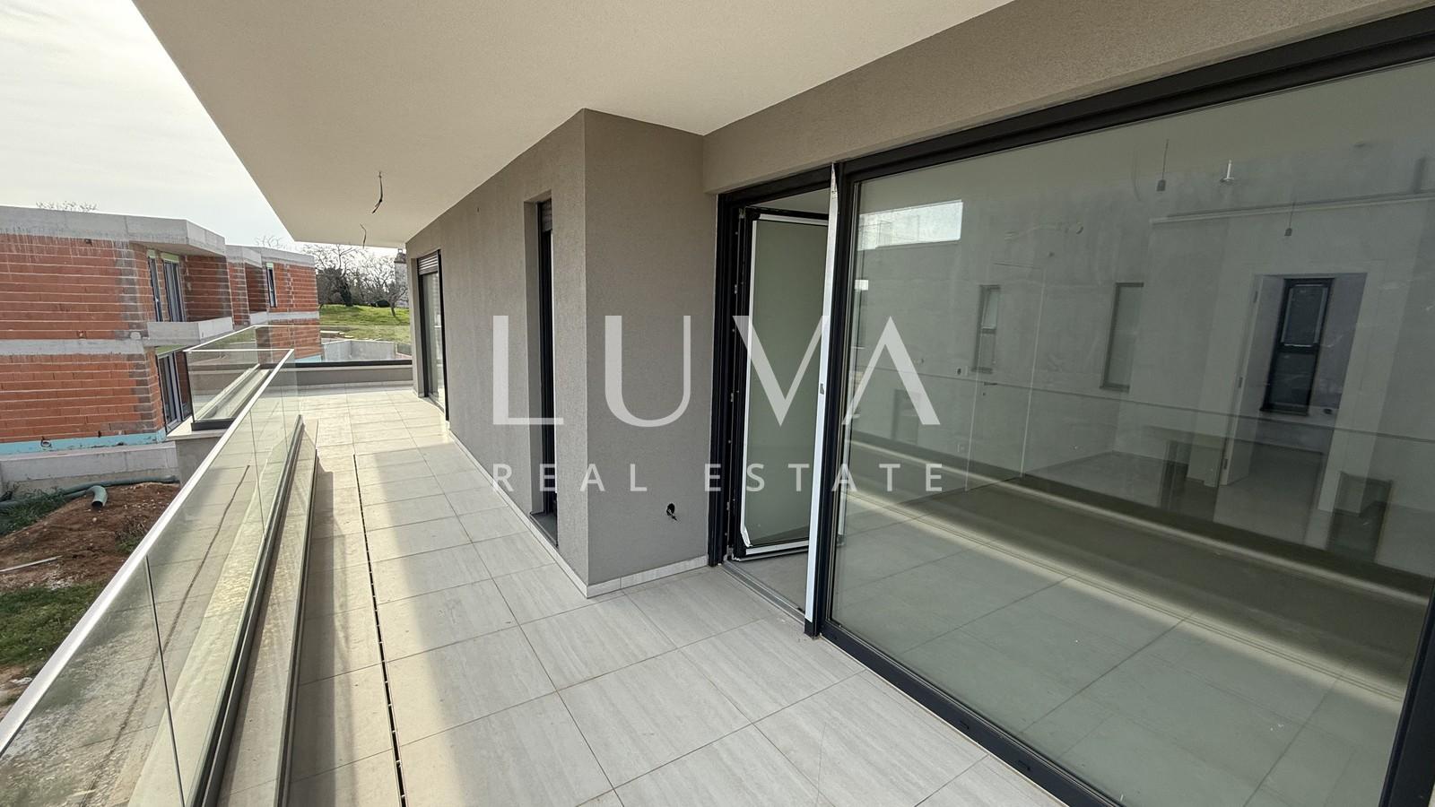 Poreč, modernes Einfamilienhaus mit Pool und Meerblick, 233 m²