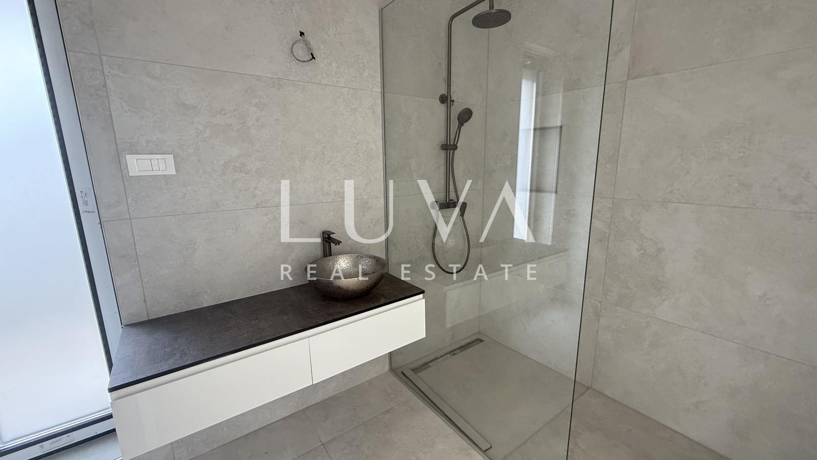 Poreč, modernes Einfamilienhaus mit Pool und Meerblick, 233 m²