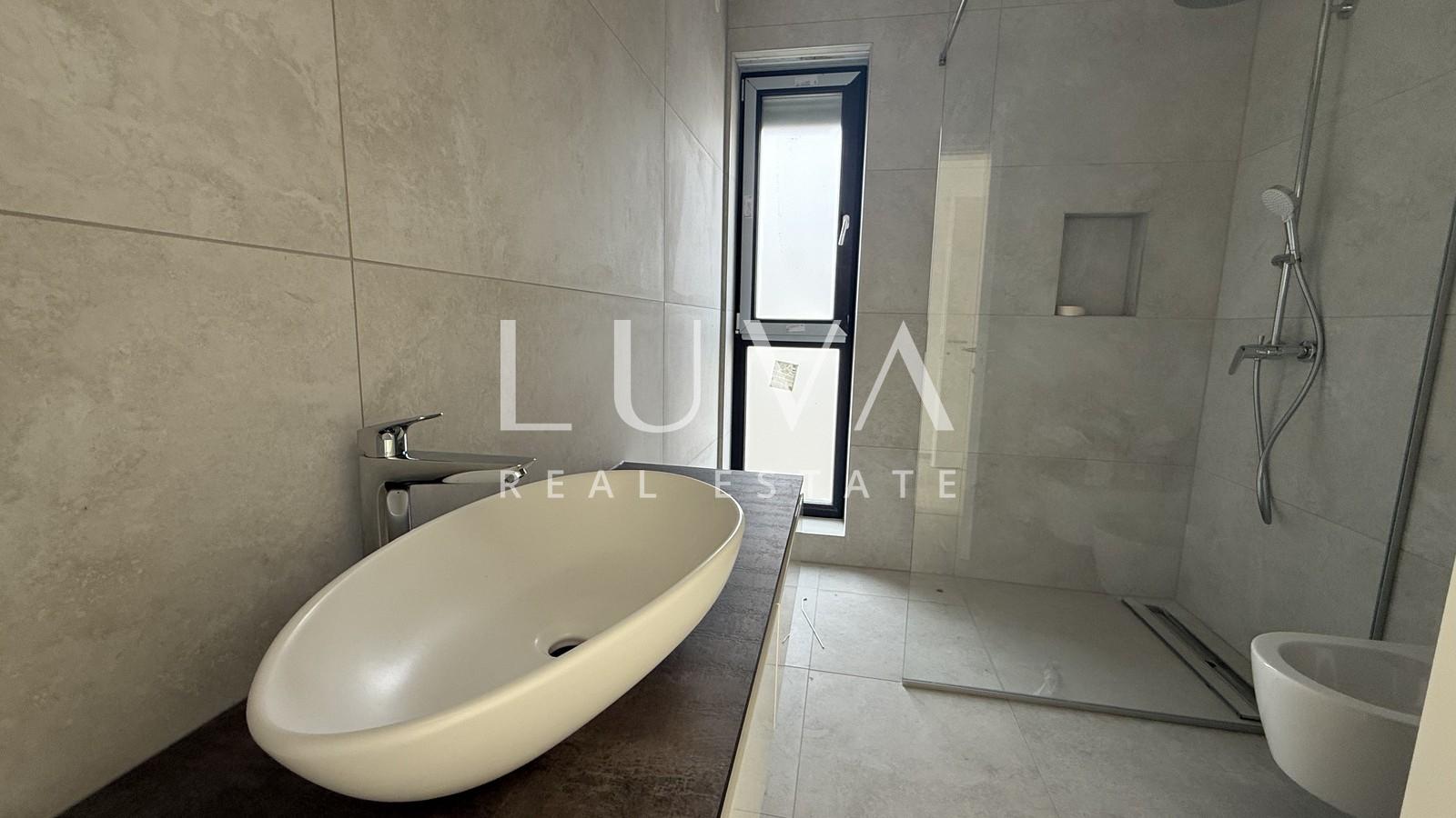 Poreč, modernes Einfamilienhaus mit Pool und Meerblick, 233 m²