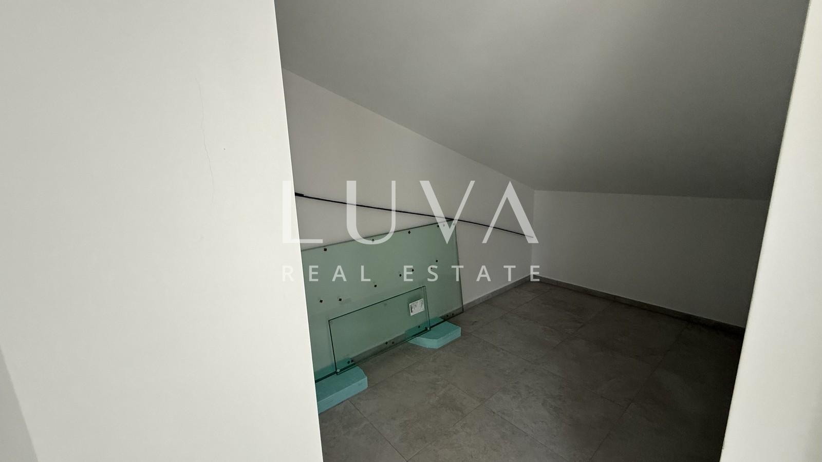 Poreč, modernes Einfamilienhaus mit Pool und Meerblick, 233 m²