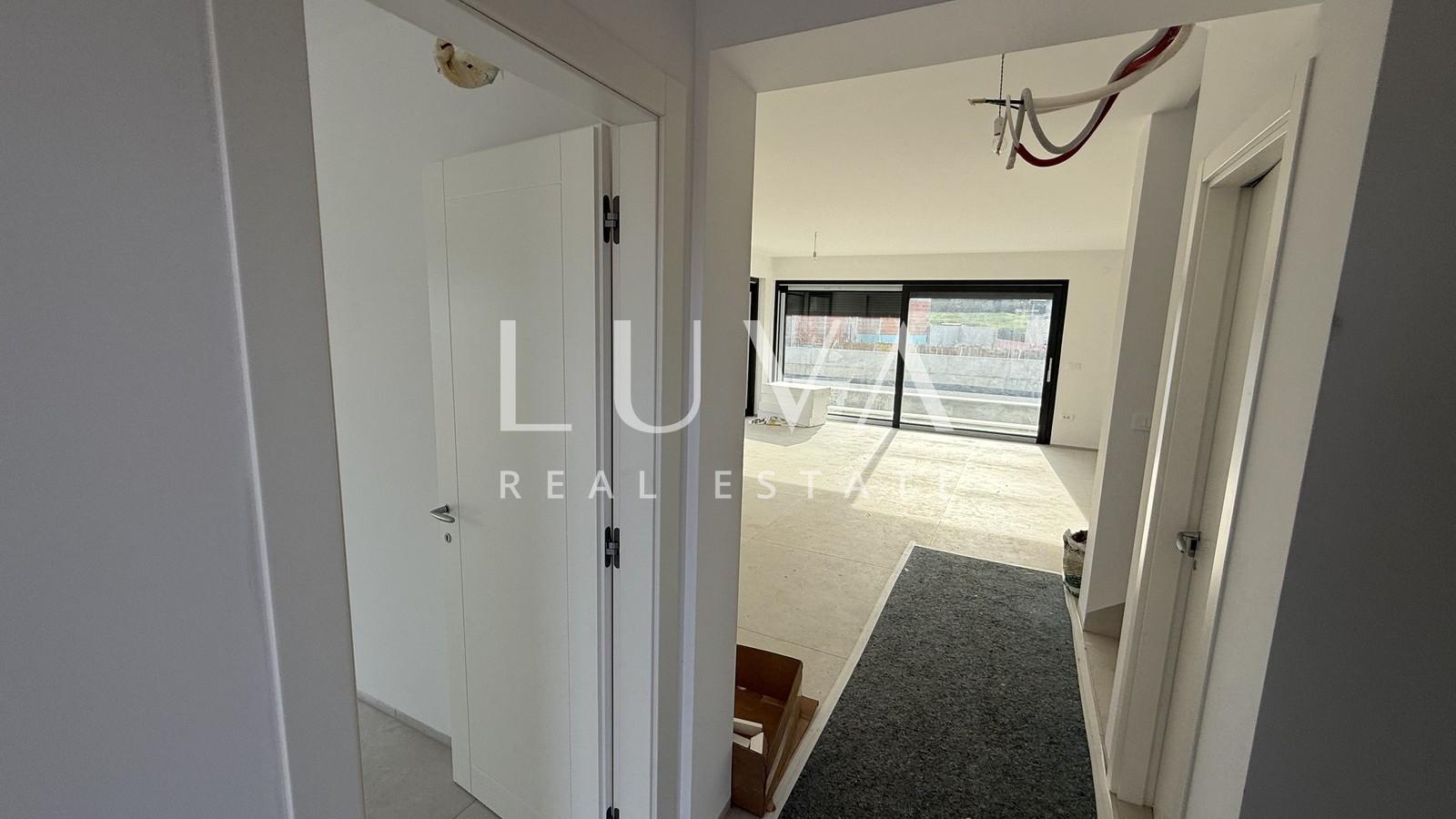 Poreč, modernes Einfamilienhaus mit Pool und Meerblick, 233 m²