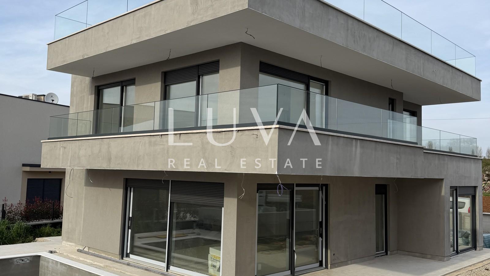 Poreč, modernes Einfamilienhaus mit Pool und Meerblick, 233 m²