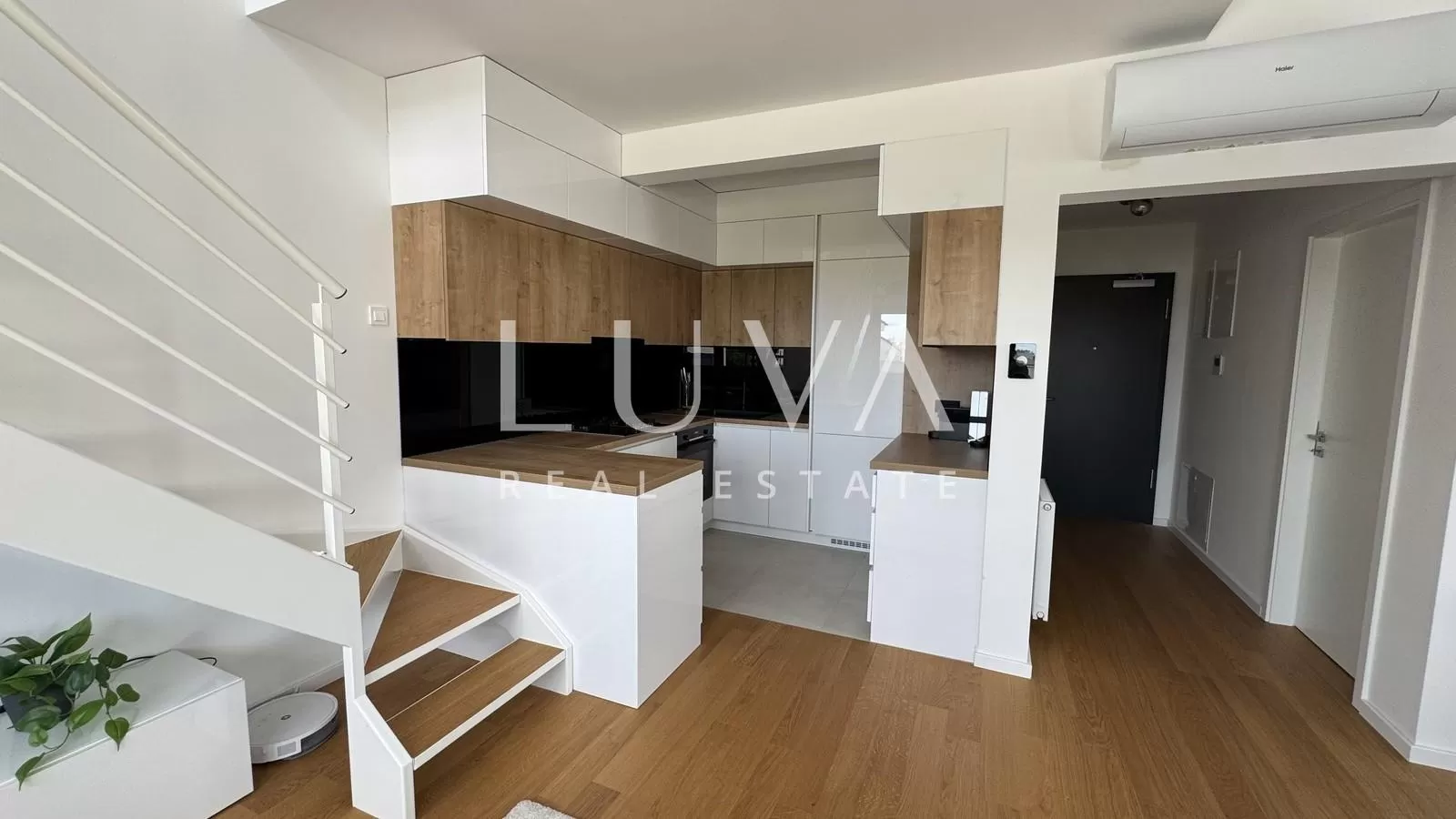 Zagreb, Blato, 3-bedroom apartment, first rental, 83 m² + 2 garage parking spaces + 2 storage rooms