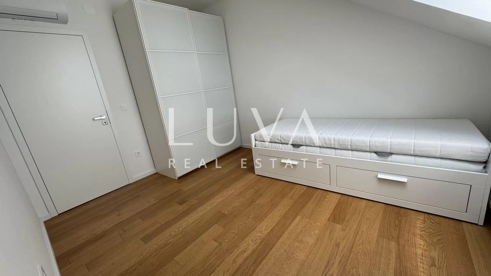 Zagreb, Blato, 3-bedroom apartment, first rental, 83 m² + 2 garage parking spaces + 2 storage rooms