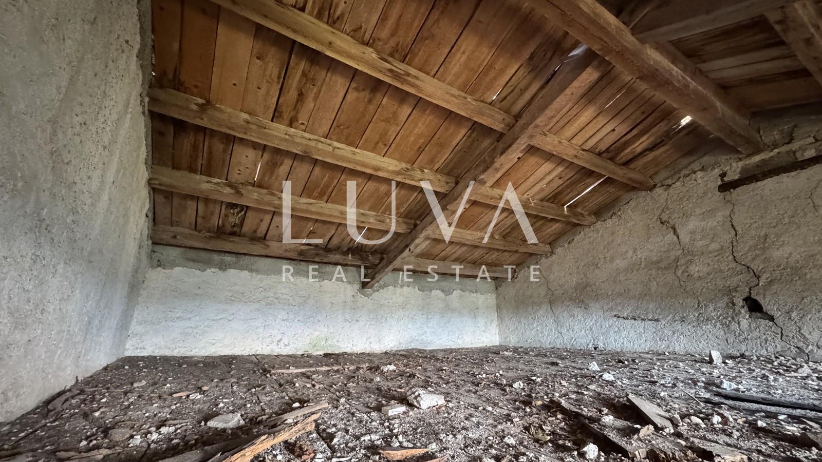 Istria, Motovun, house for renovation with courtyard, 195 m2