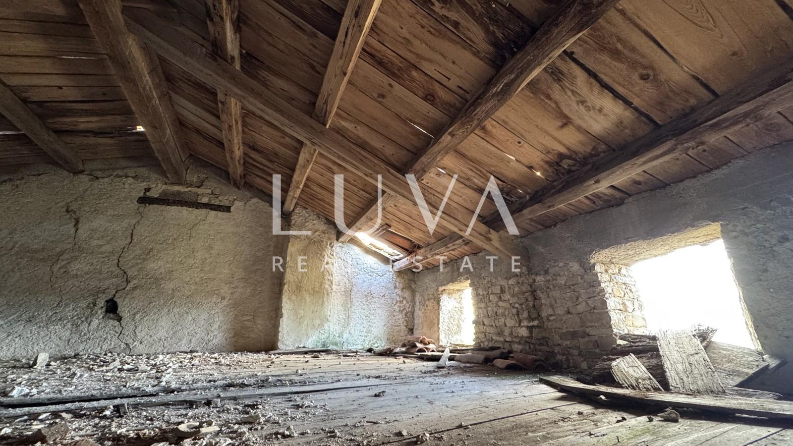 Istria, Motovun, house for renovation with courtyard, 195 m2