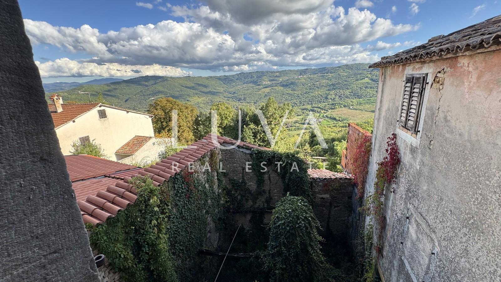 Istria, Motovun, house for renovation with courtyard, 195 m2