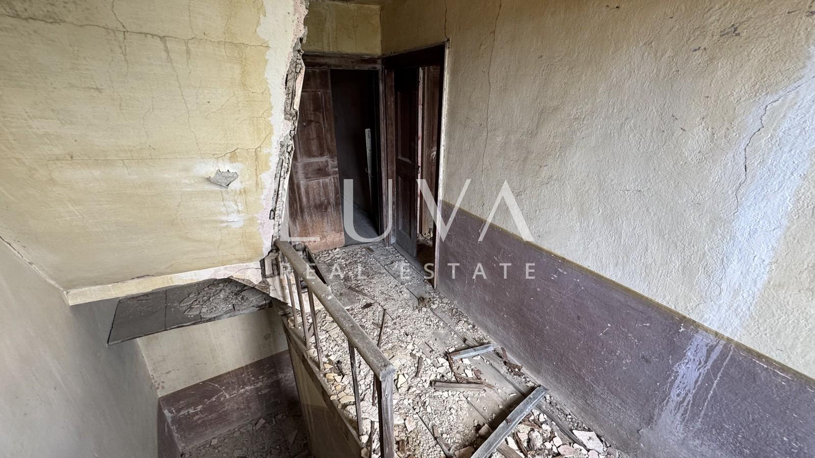 Istria, Motovun, house for renovation with courtyard, 195 m2