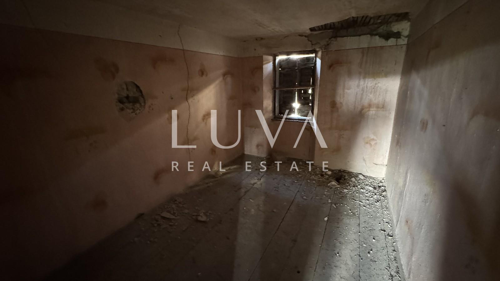 Istria, Motovun, house for renovation with courtyard, 195 m2