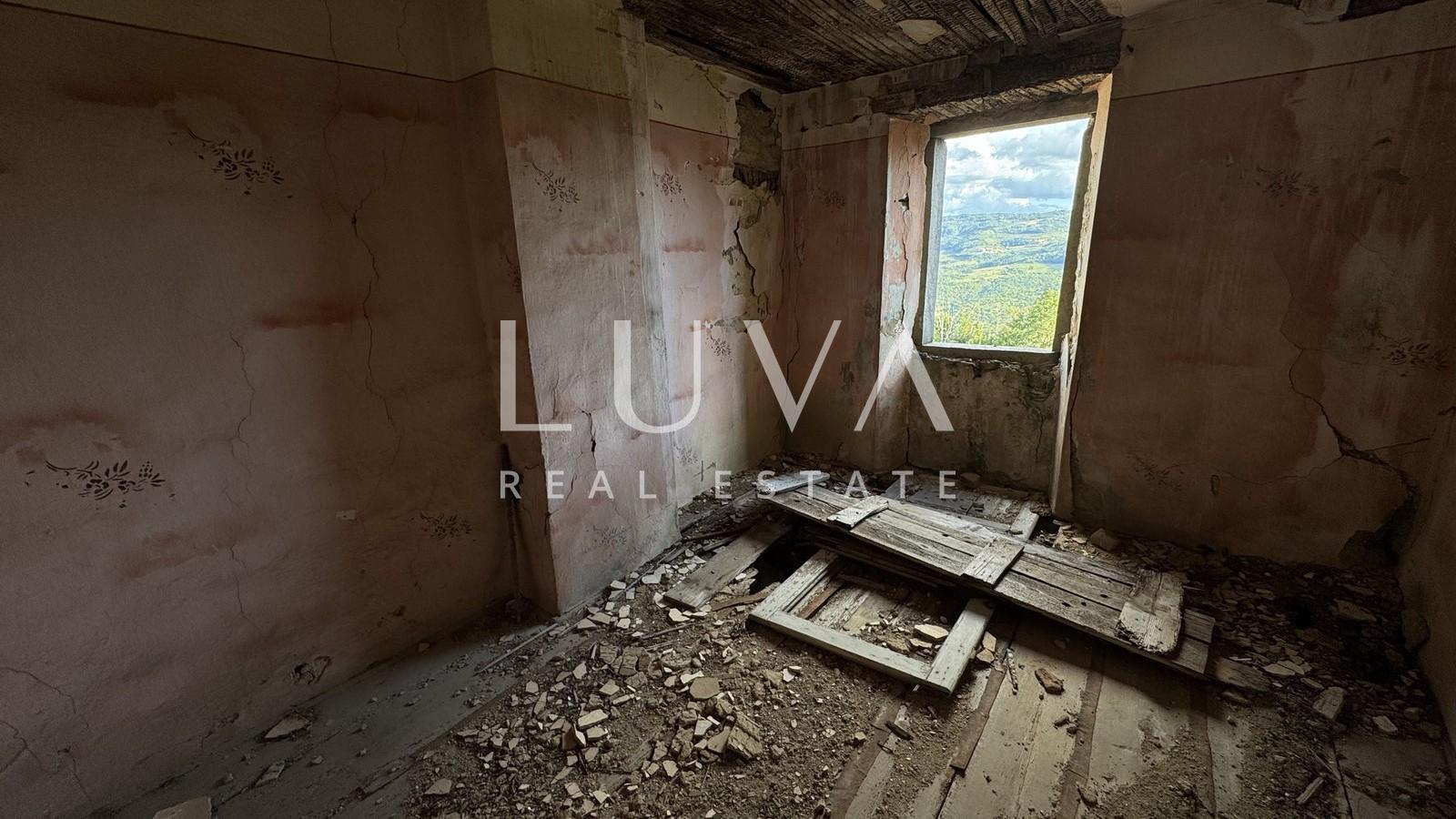 Istria, Motovun, house for renovation with courtyard, 195 m2