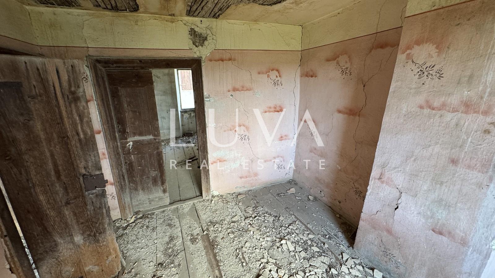 Istria, Motovun, house for renovation with courtyard, 195 m2