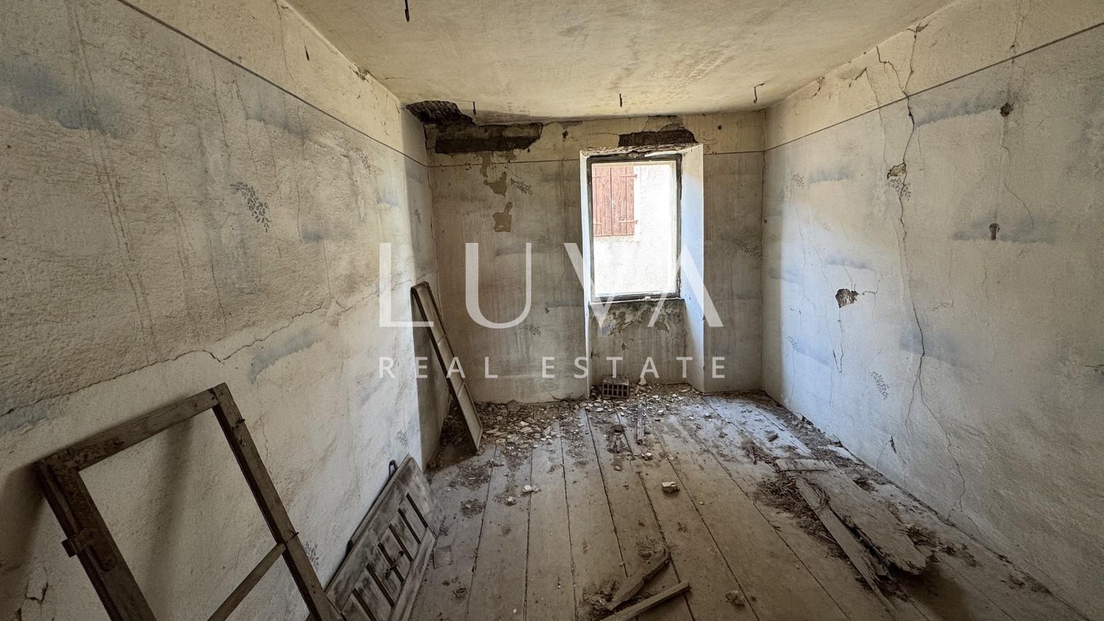 Istria, Motovun, house for renovation with courtyard, 195 m2