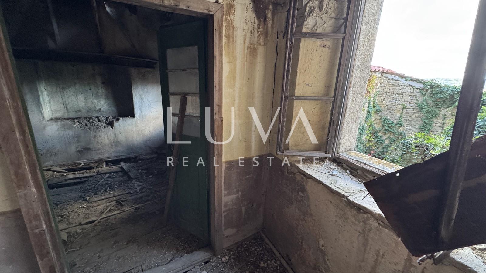 Istria, Motovun, house for renovation with courtyard, 195 m2