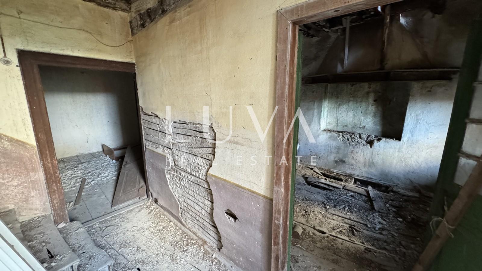 Istria, Motovun, house for renovation with courtyard, 195 m2