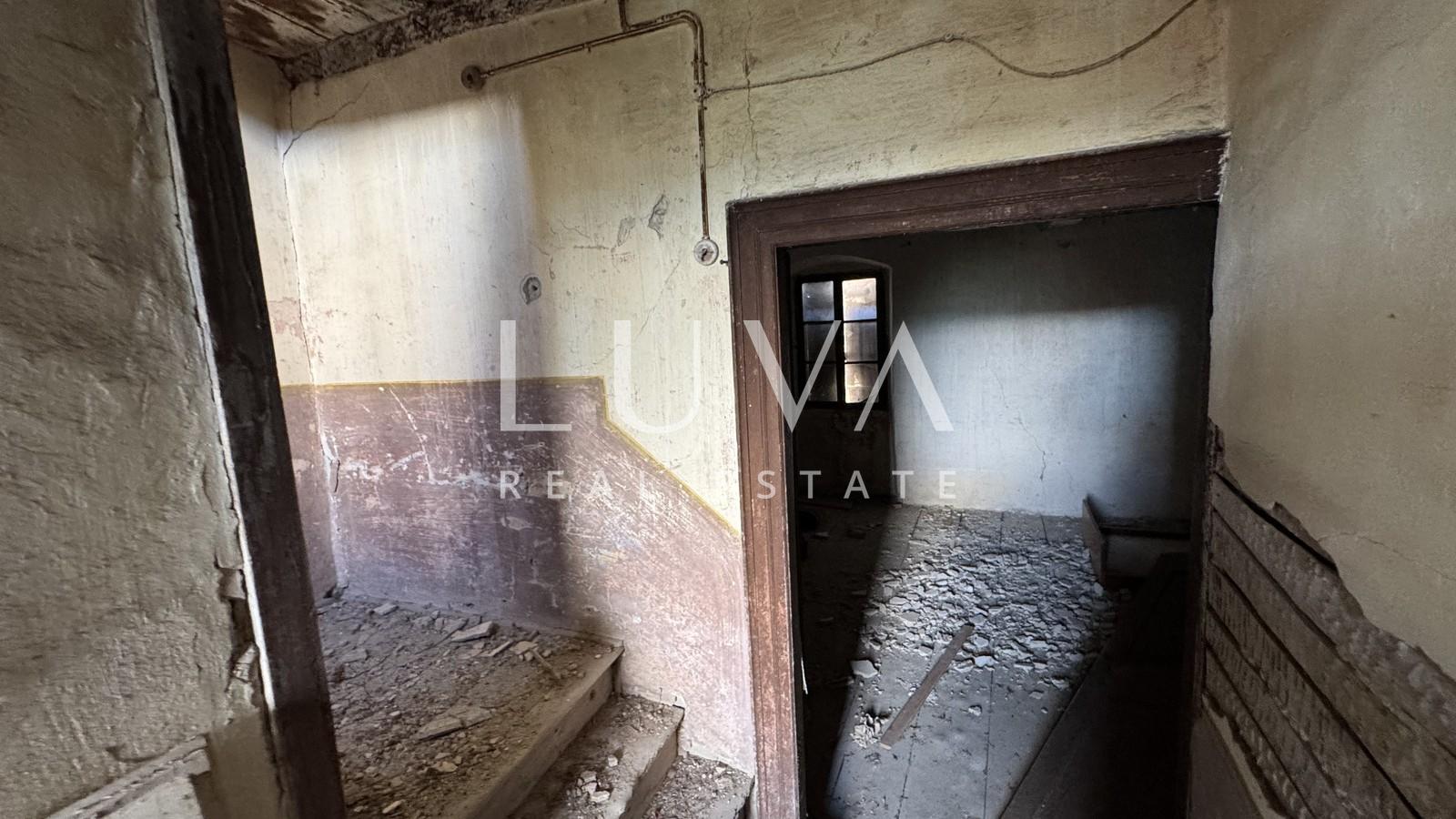 Istria, Motovun, house for renovation with courtyard, 195 m2