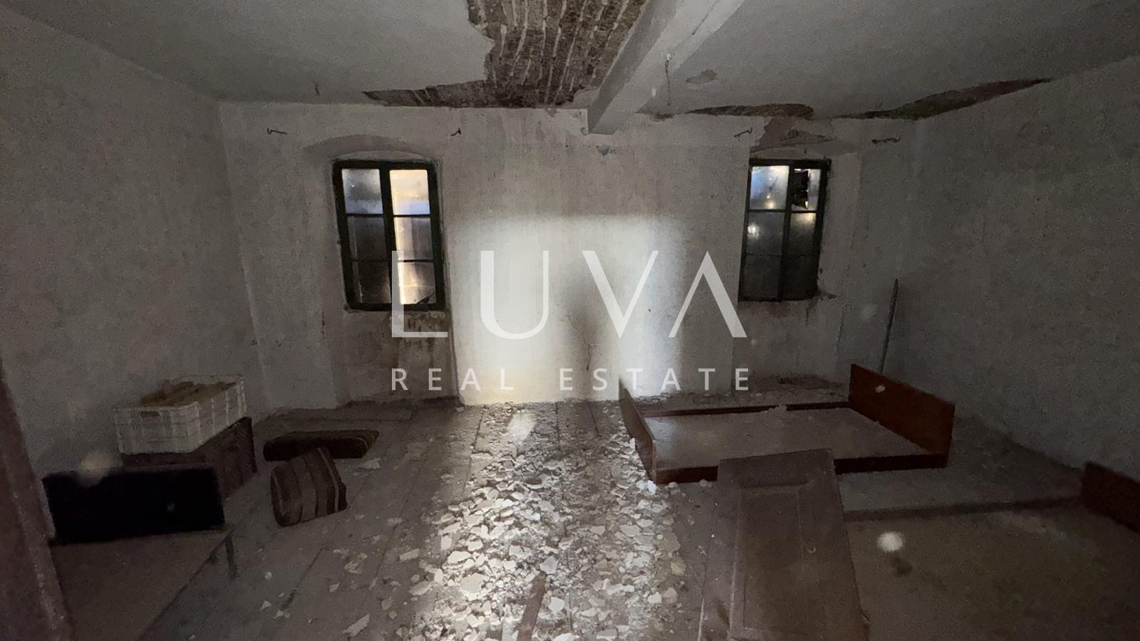 Istria, Motovun, house for renovation with courtyard, 195 m2