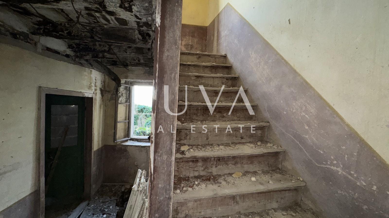 Istria, Motovun, house for renovation with courtyard, 195 m2
