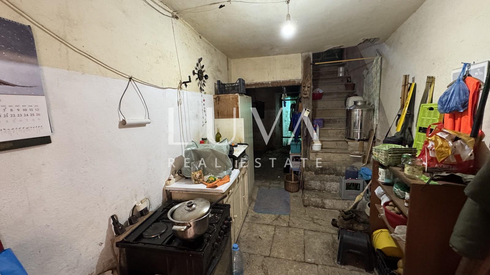 Istria, Motovun, house for renovation with courtyard, 195 m2