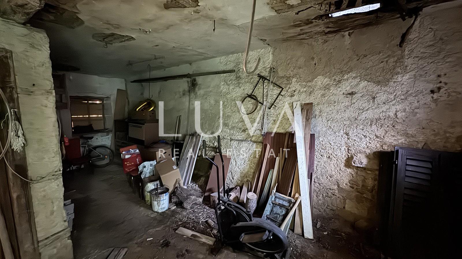 Istria, Motovun, house for renovation with courtyard, 195 m2