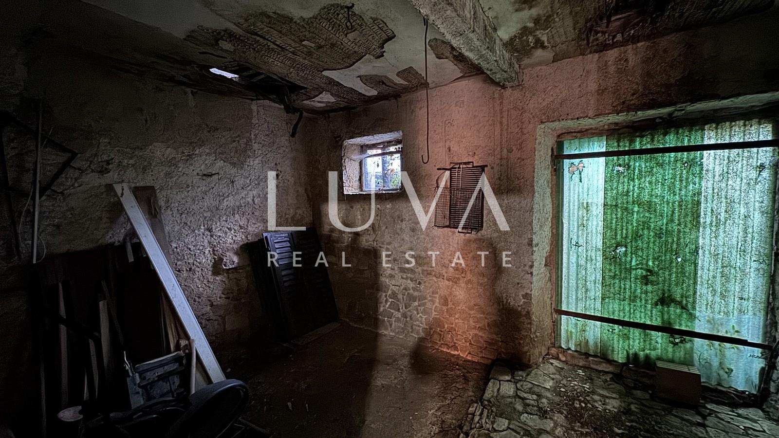 Istria, Motovun, house for renovation with courtyard, 195 m2