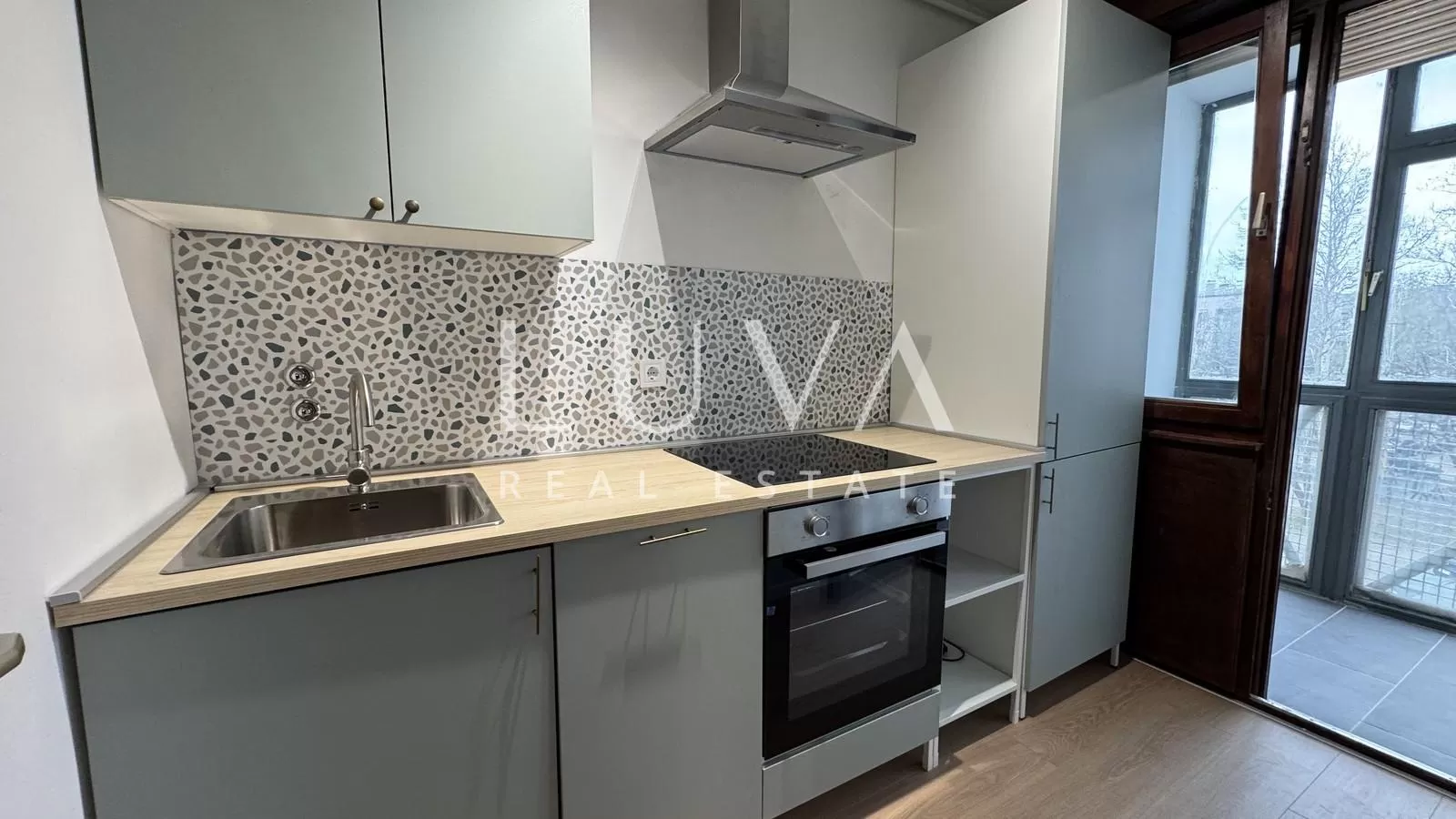Zagreb, Malešnica, novorenoviran stan s lođom, 43m2