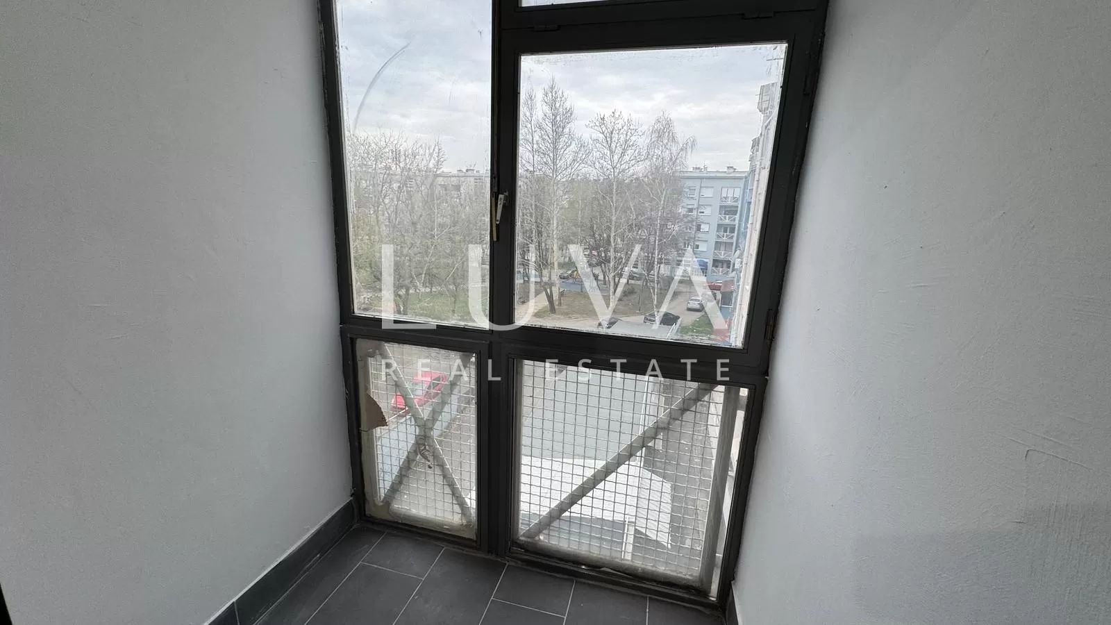 Zagreb, Malešnica, novorenoviran stan s lođom, 43m2