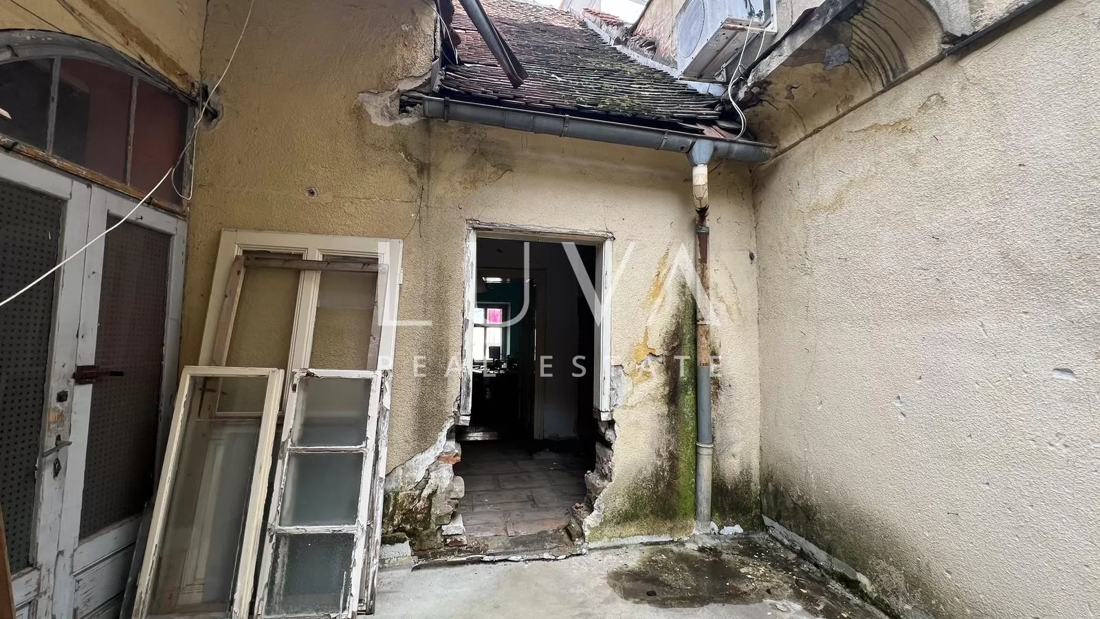 Zagreb, Centar, Radićeva, stan 100m2 za adaptaciju