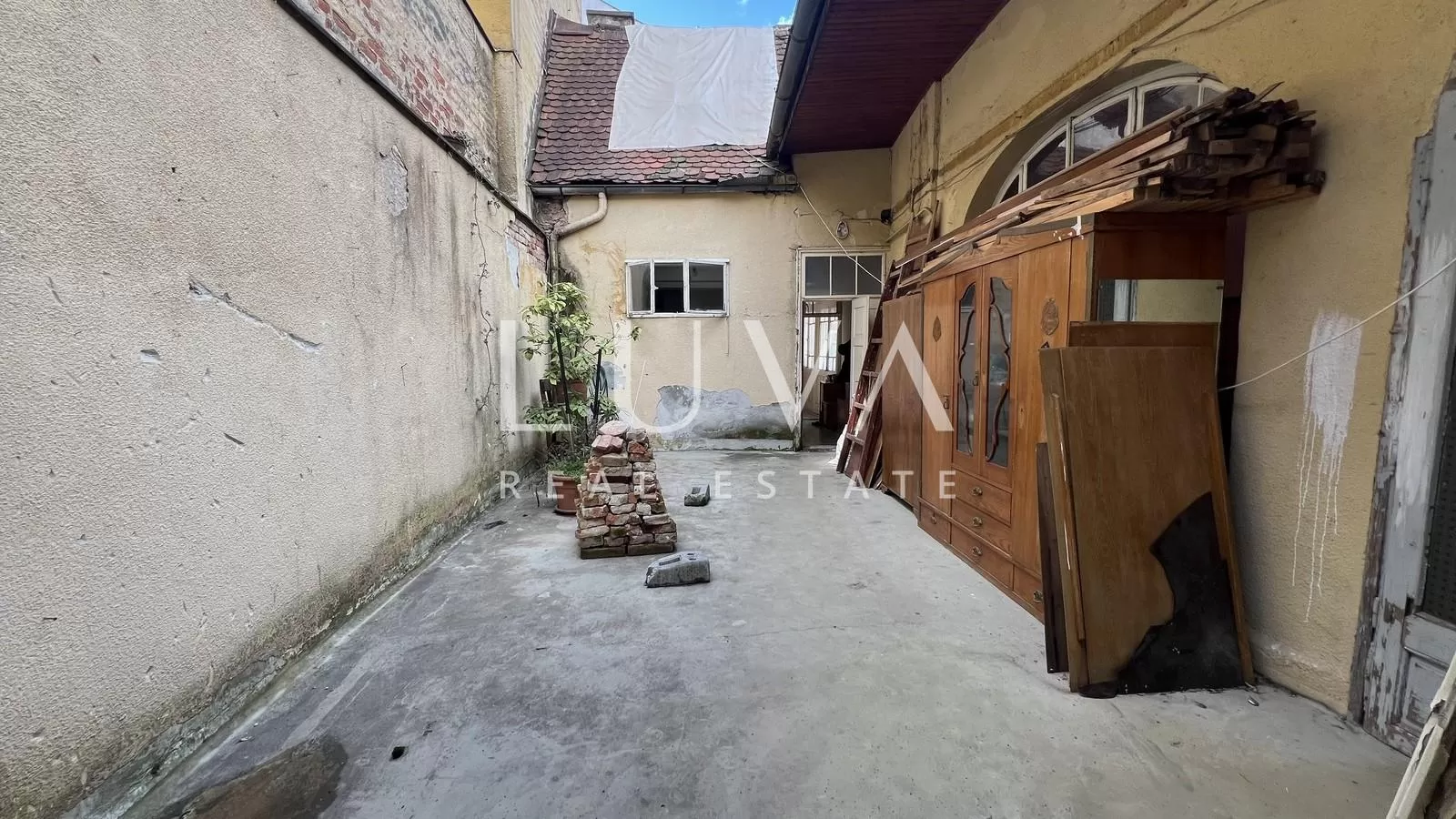 Zagreb, Centar, Radićeva, stan 100m2 za adaptaciju