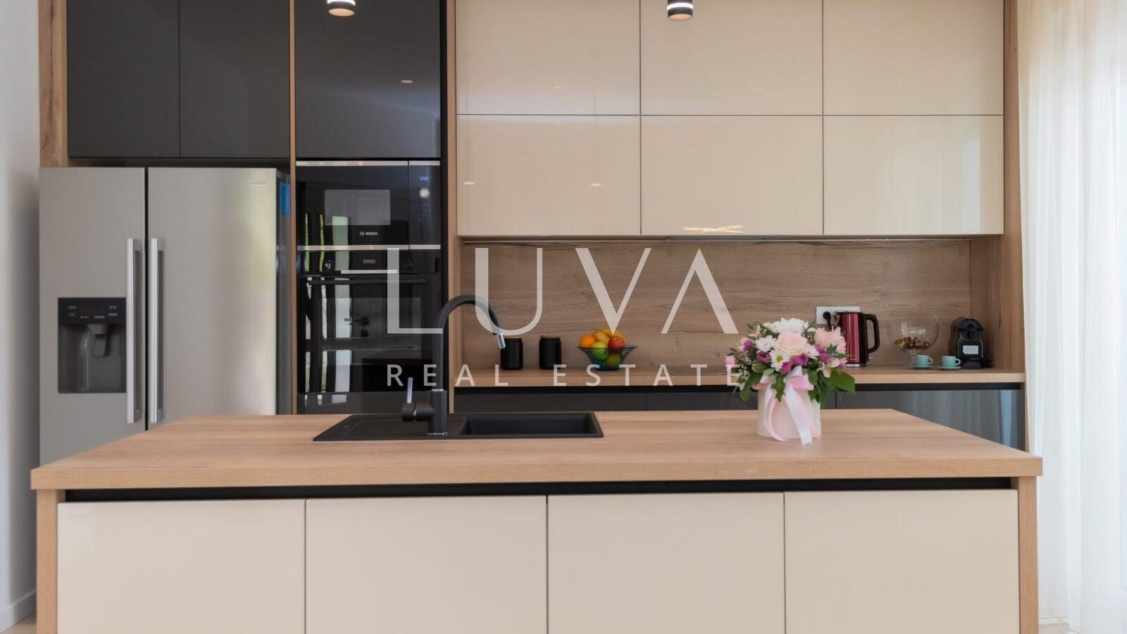 Imotski, moderna kuća s bazenom i panoramskim pogledom na prodaju, 165 m2