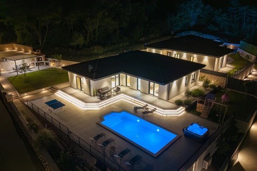 Imotski, moderna kuća s bazenom i panoramskim pogledom na prodaju, 150 m2