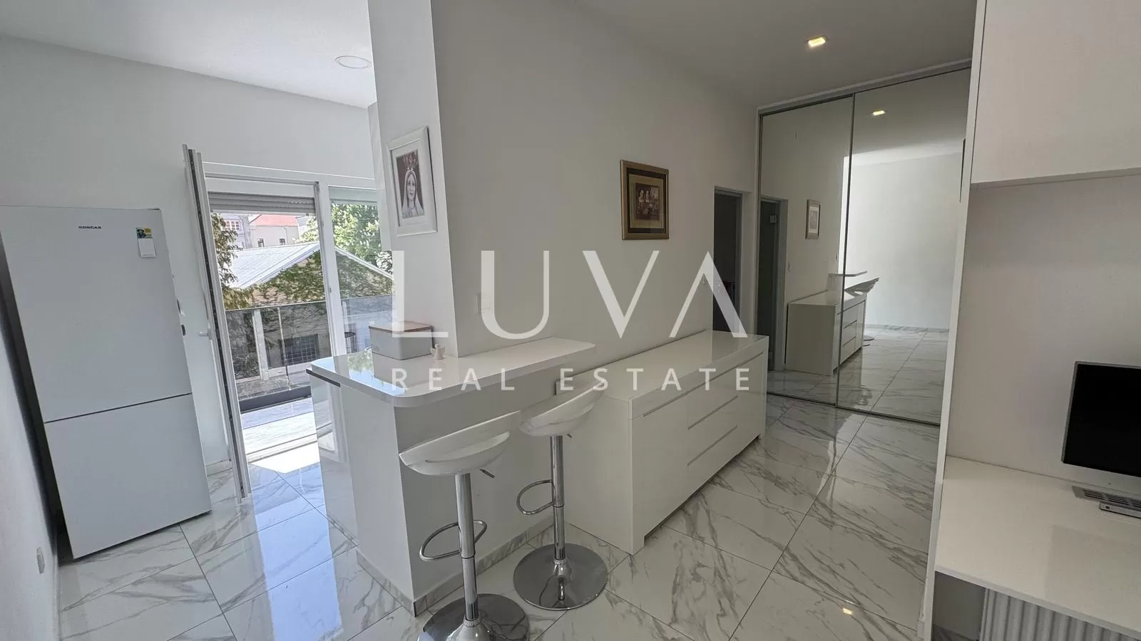 Zagreb, center, modern three-room apartment with balcony, 94 m2