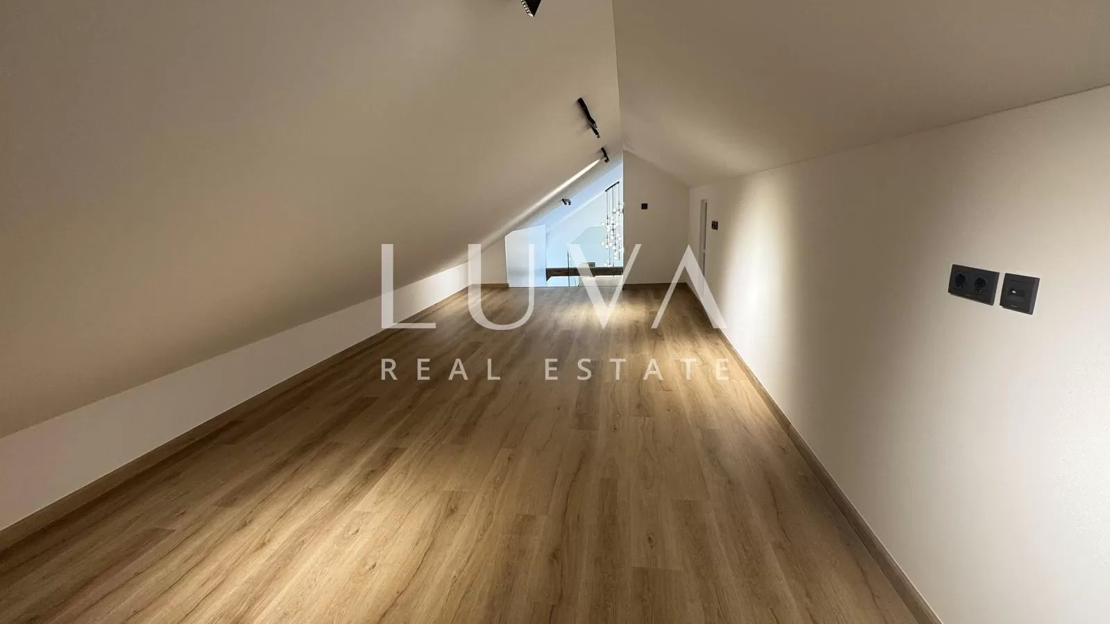 Zagreb, Center, newly renovated commercial space with gallery, 205 m2
