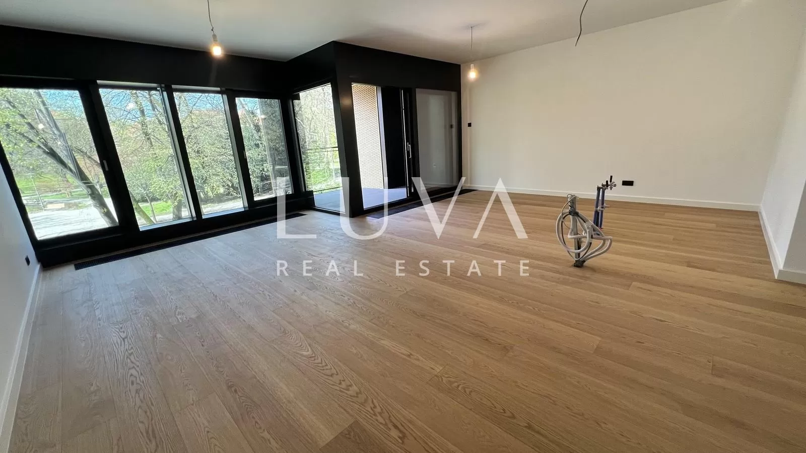 Zagreb, Ribnjak, luksuzan 5-sobni stan s vrtom 154 m2 na prodaju
