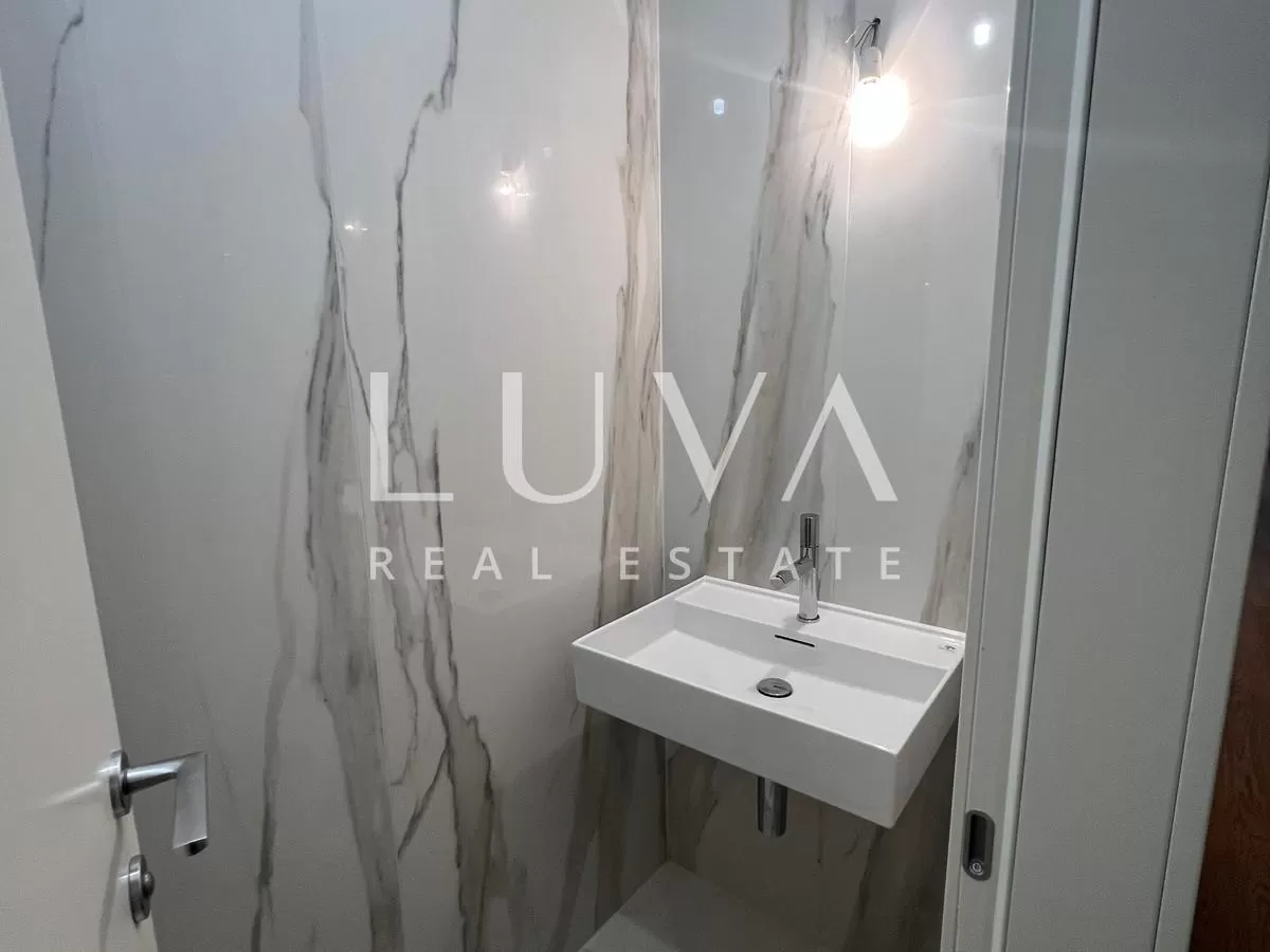 Zagreb, Ribnjak, luksuzan 5-sobni stan s vrtom 154 m2 na prodaju