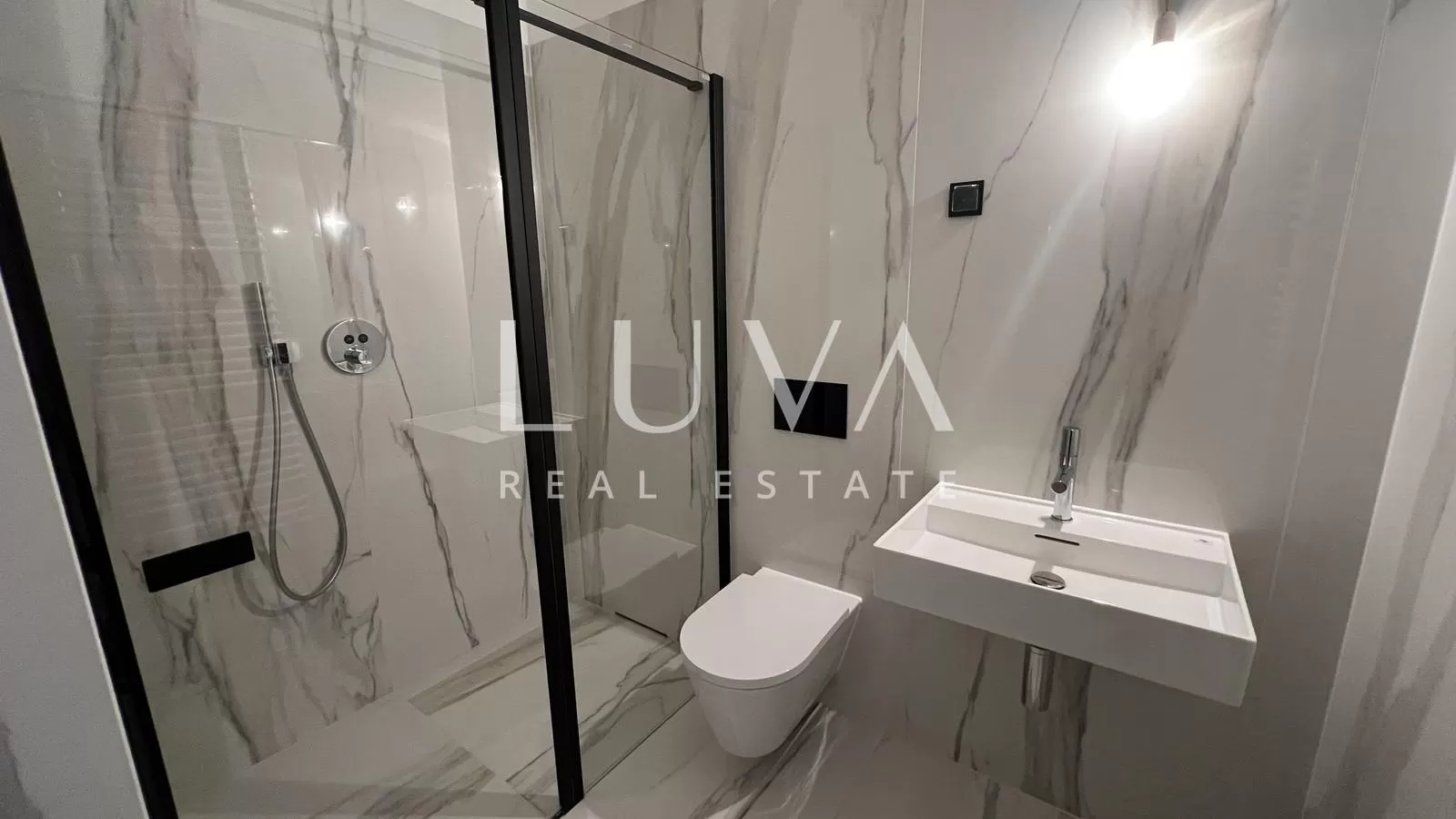 Zagreb, Ribnjak, luksuzan 5-sobni stan s vrtom 154 m2 na prodaju