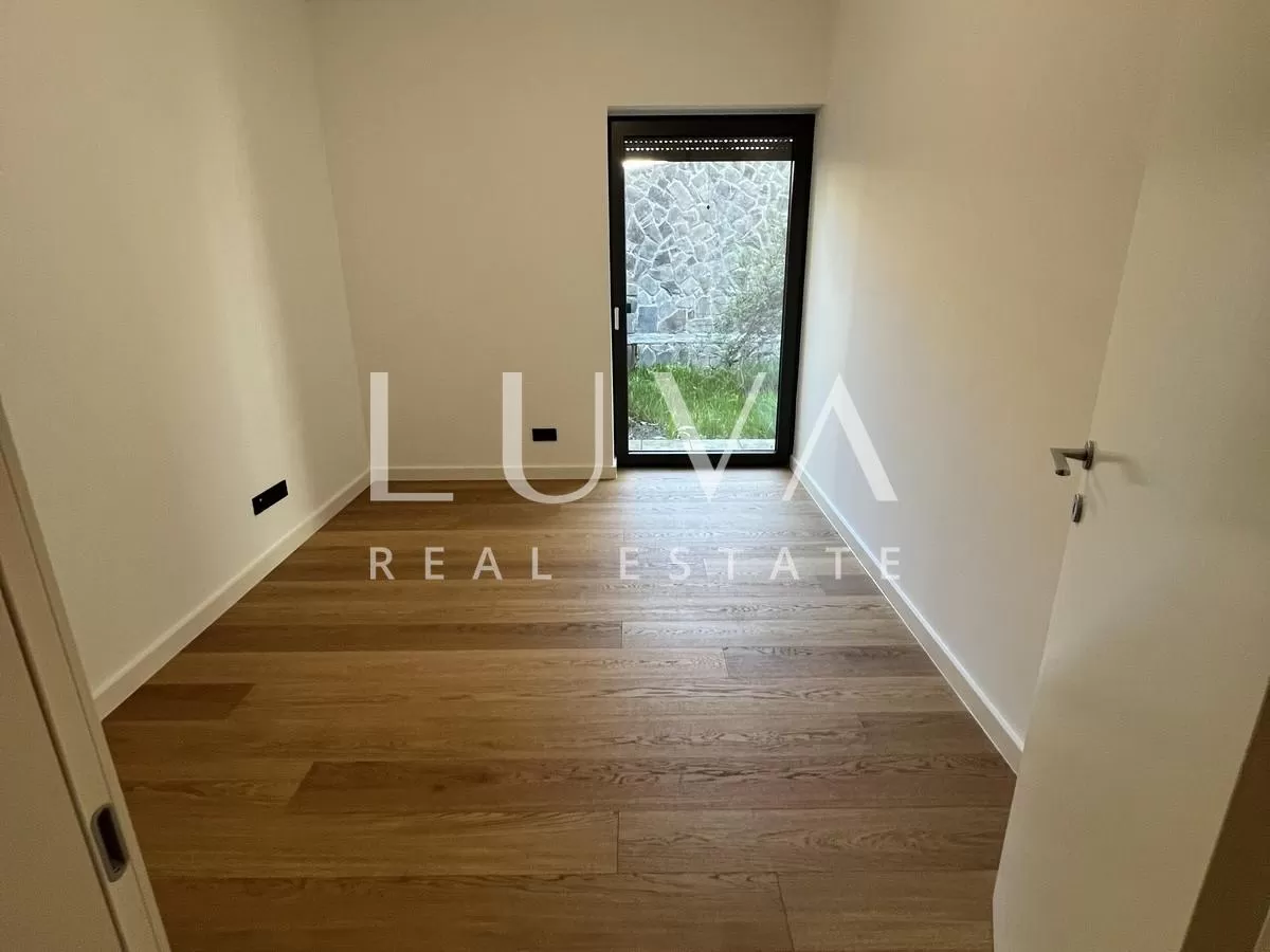 Zagreb, Ribnjak, luksuzan 5-sobni stan s vrtom 154 m2 na prodaju