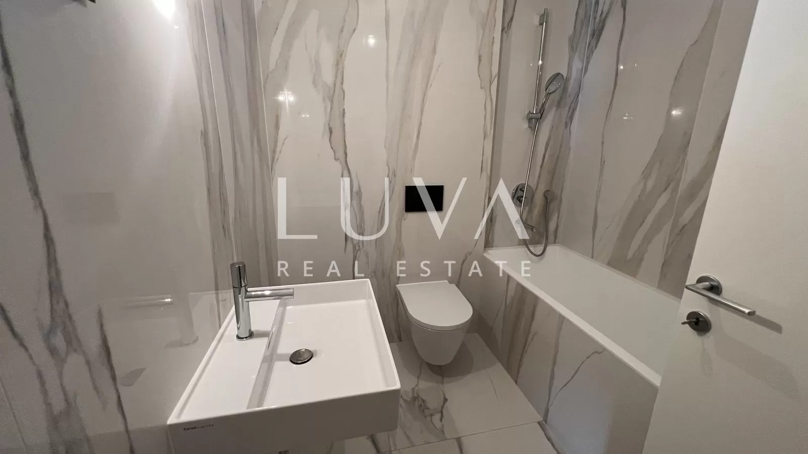 Zagreb, Ribnjak, luksuzan 5-sobni stan s vrtom 154 m2 na prodaju