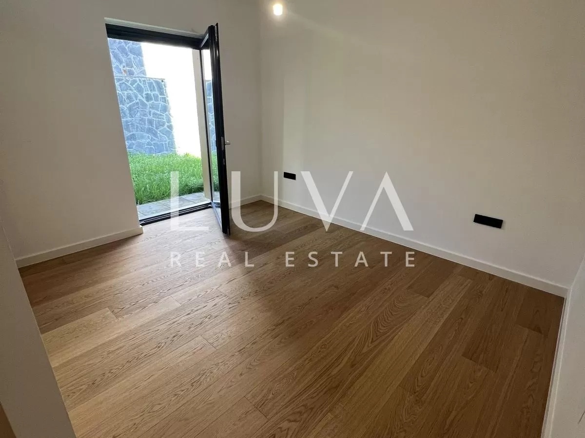 Zagreb, Ribnjak, luksuzan 5-sobni stan s vrtom 154 m2 na prodaju