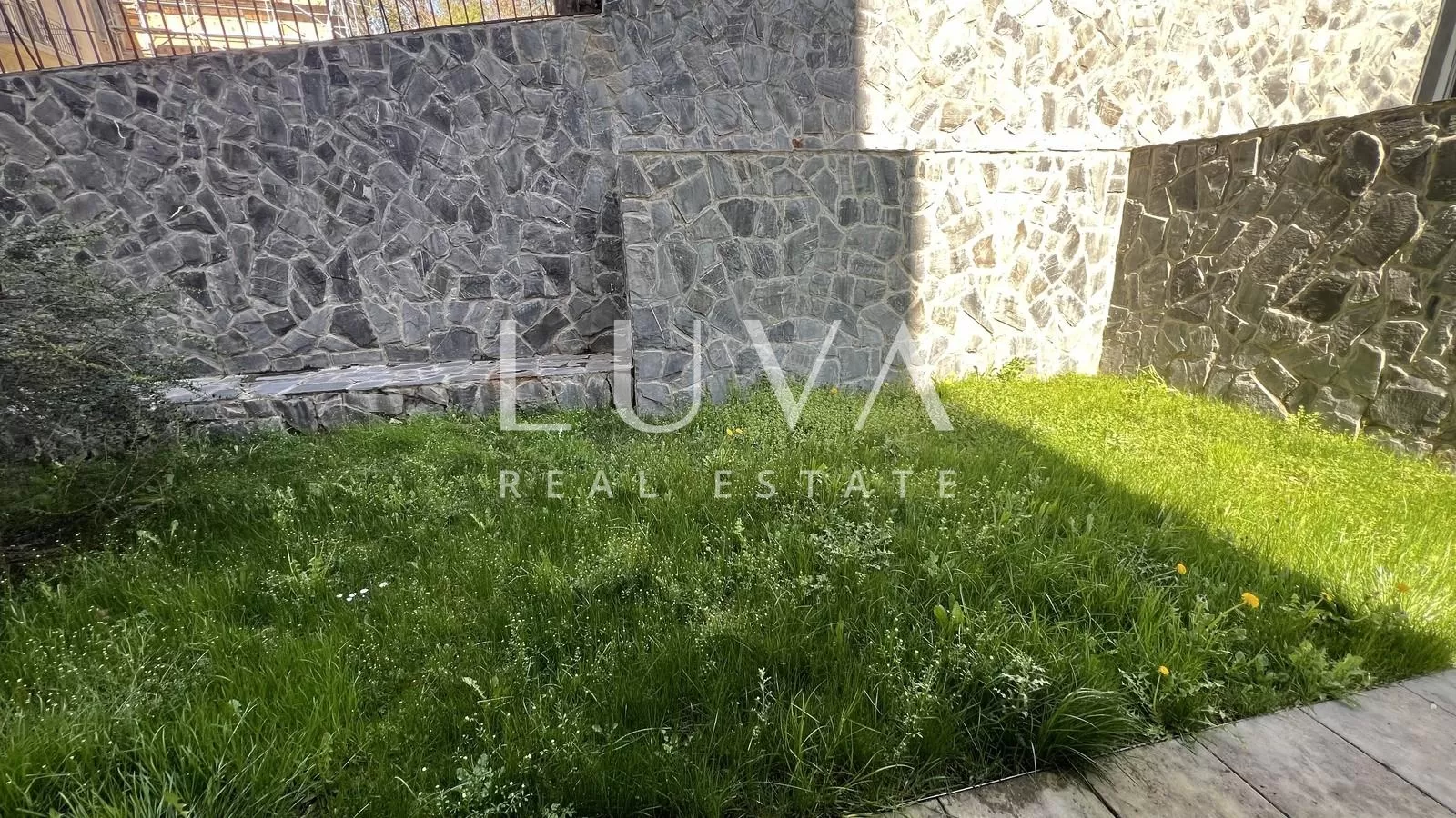 Zagreb, Ribnjak, luksuzan 5-sobni stan s vrtom 154 m2 na prodaju