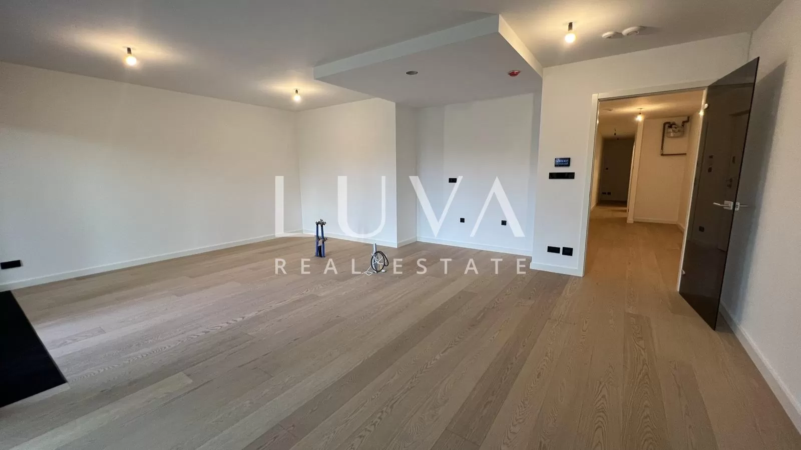 Zagreb, Ribnjak, luksuzan 5-sobni stan na trećem katu 143 m2 na prodaju