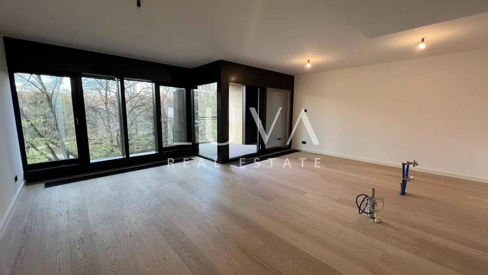 Zagreb, Ribnjak, luksuzan 5-sobni stan na trećem katu 143 m2 na prodaju